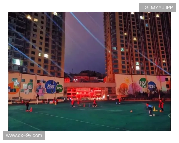 体育生秋冬季校园足球训练与体能提升攻略实用方法与注意事项大全