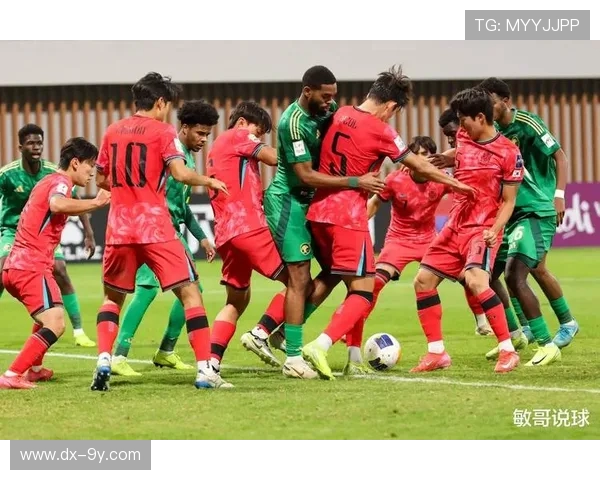 足球赛场突遭熄灯事故全场陷入混乱球迷球员共同经历惊魂时刻